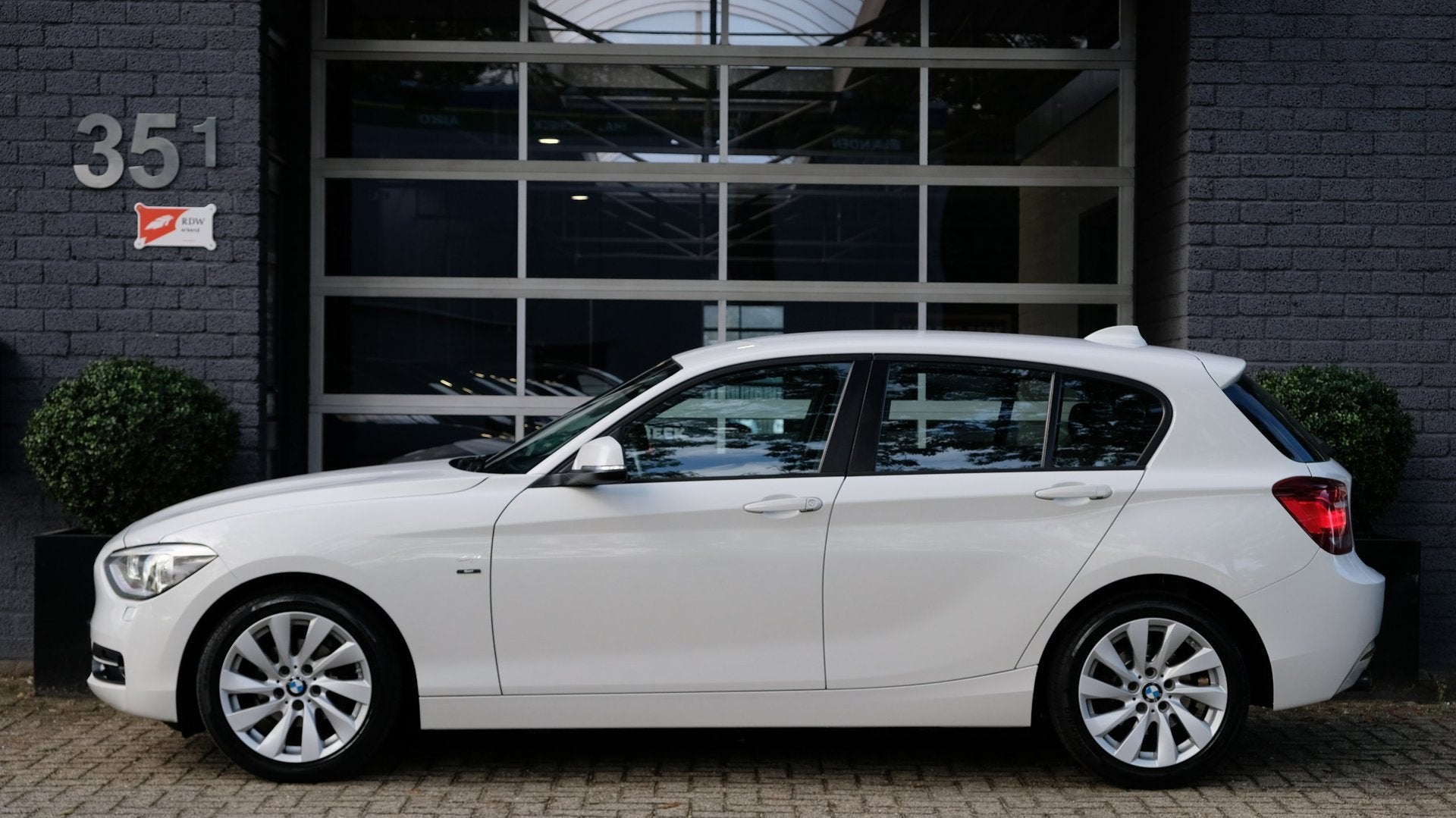 BMW 1-serie 116i High Executive Cruise|Navi|H&K|Leder|Xenon, Auto's, Gebruikt, 4 cilinders, Wit, 650 kg