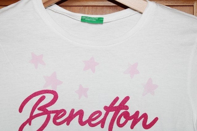 Benetton – Wit T-shirt met roze logo & sterren – 11-12j, United Colors of Benetton, Meisje, Ophalen of Verzenden, Zo goed als nieuw