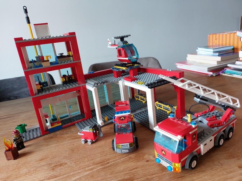 Lego City Brandweerkazerne 60004 met voertuigen en figuren, Ophalen of Verzenden, Gebruikt, Complete set, Lego