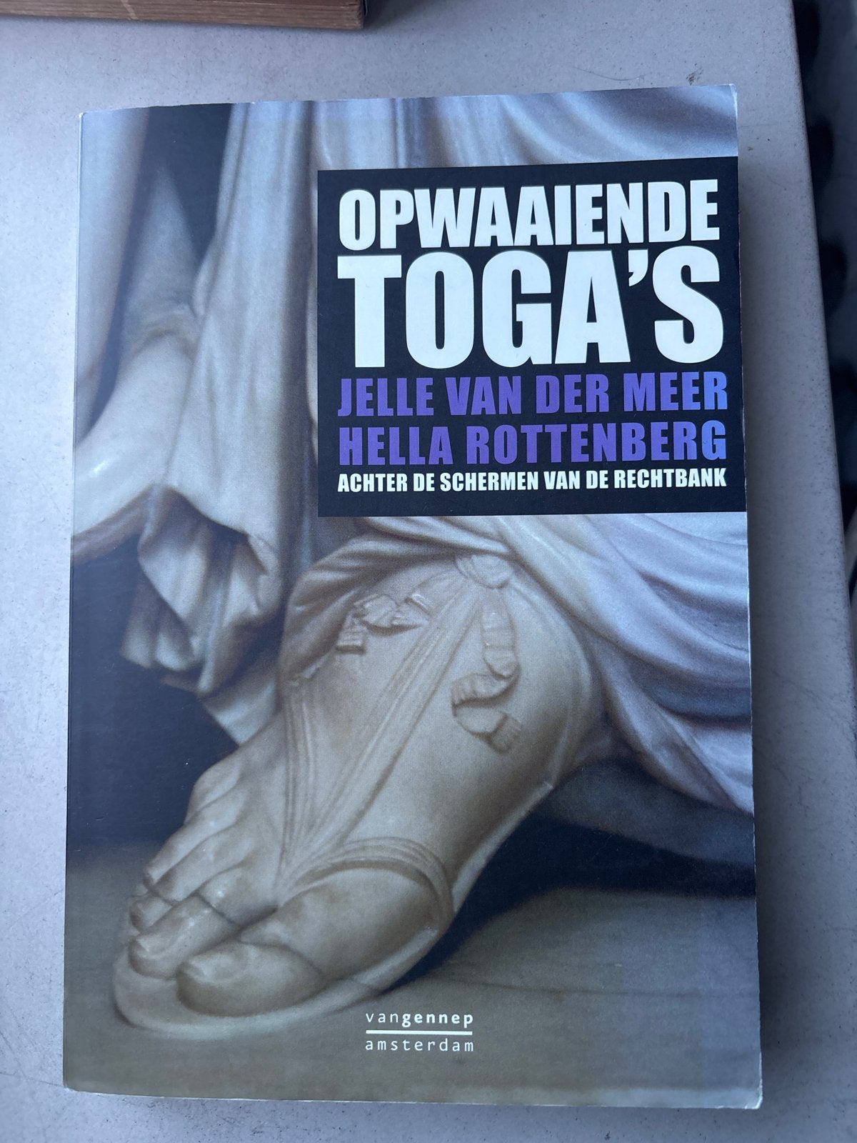 Opwaaiende Toga's: Achter de Schermen van de Rechtbank, Ophalen of Verzenden, Gelezen, Nederland