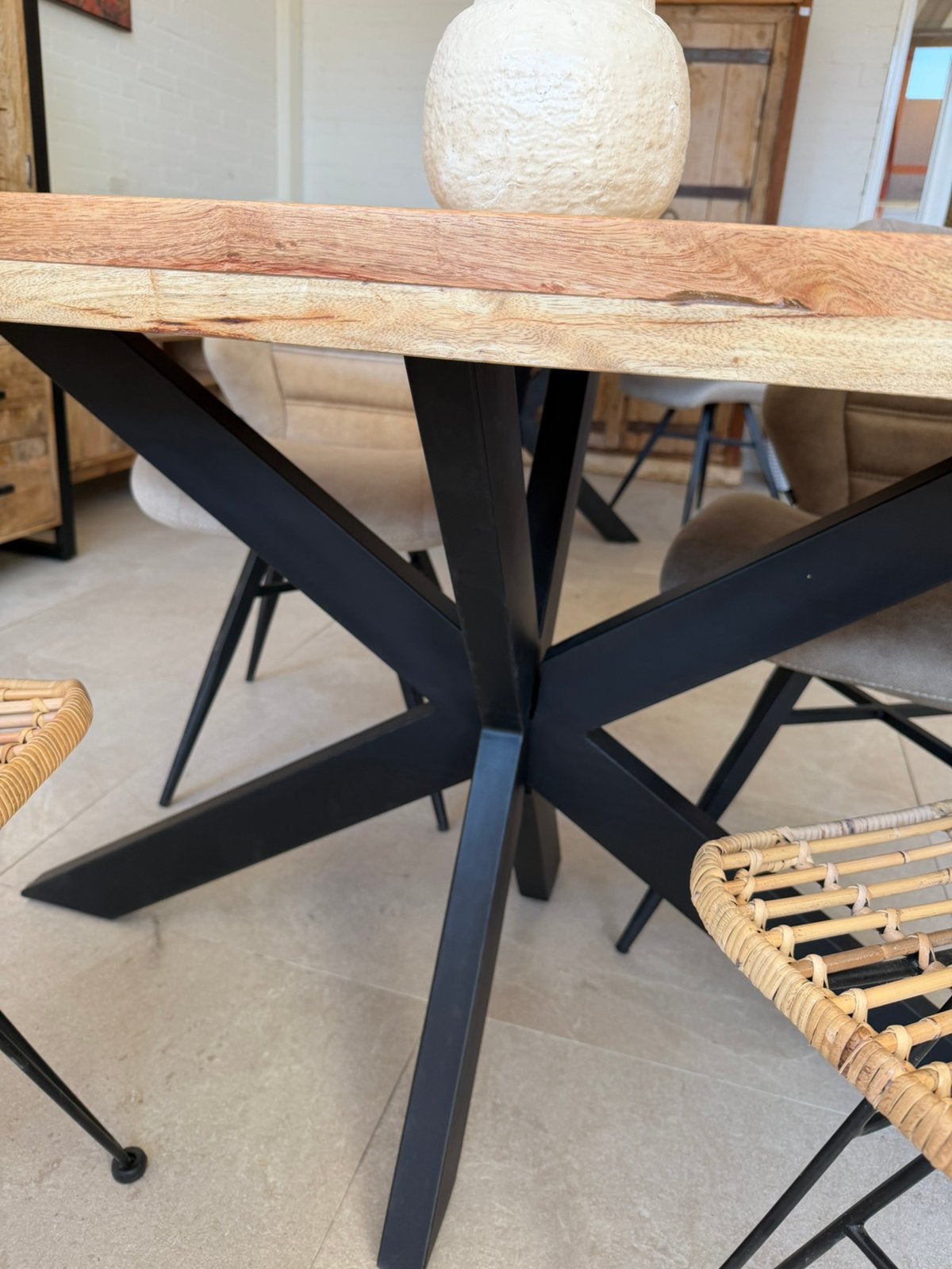Magazijn Leegverkoop Rechte eettafel industrieel mangohout, Huis en Inrichting, Hout, Nieuw, Ophalen of Verzenden, Info@wkhome.nl