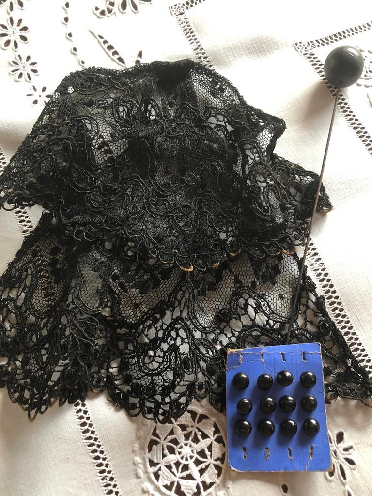 Jabot, hoedenspeld en laarsjes kopjes, Antiek en Kunst, Antiek | Kleding en Accessoires, Ophalen of Verzenden