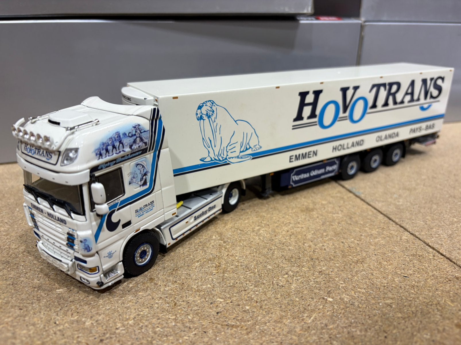 WSI DAF XF HOVOTRANS LUCKY LUKE, Hobby en Vrije tijd, Modelauto's | 1:50, Ophalen of Verzenden, Zo goed als nieuw, Bus of Vrachtwagen