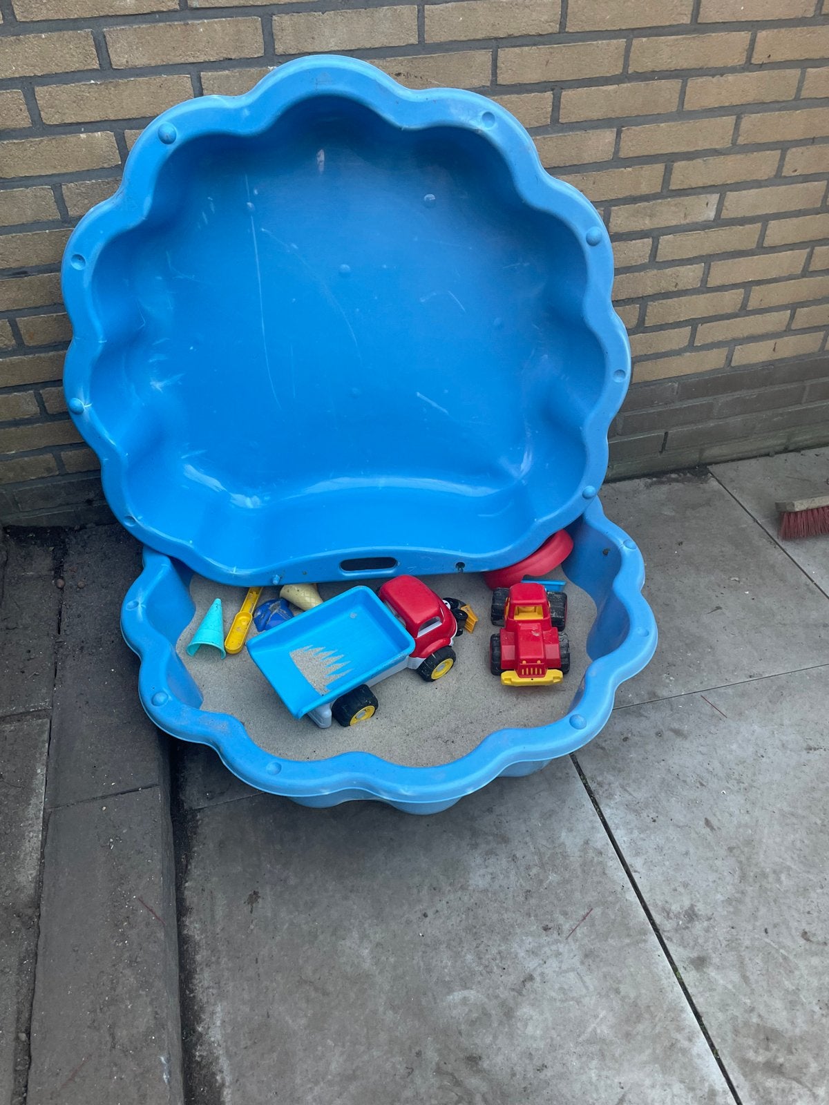 Kleine zandbak met zand en speelgoed, Ophalen, Gebruikt