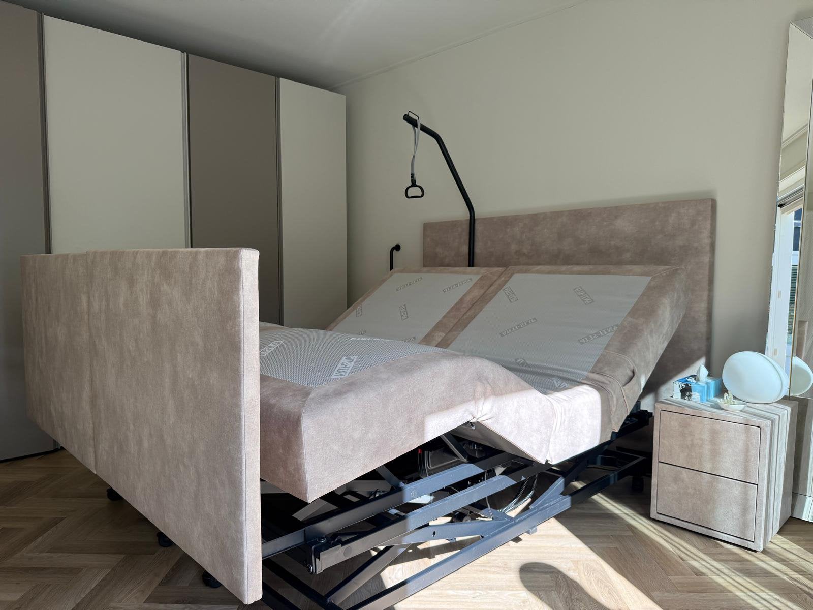 Foto 8 van Hoog laag bed/boxspring/seniorenbed/ seniorenbed hoog laag