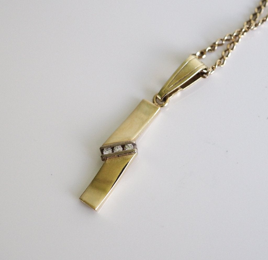 14 krt gouden hanger met drie kleine diamanten, Overige voorstellingen, ., Ophalen of Verzenden, Zo goed als nieuw