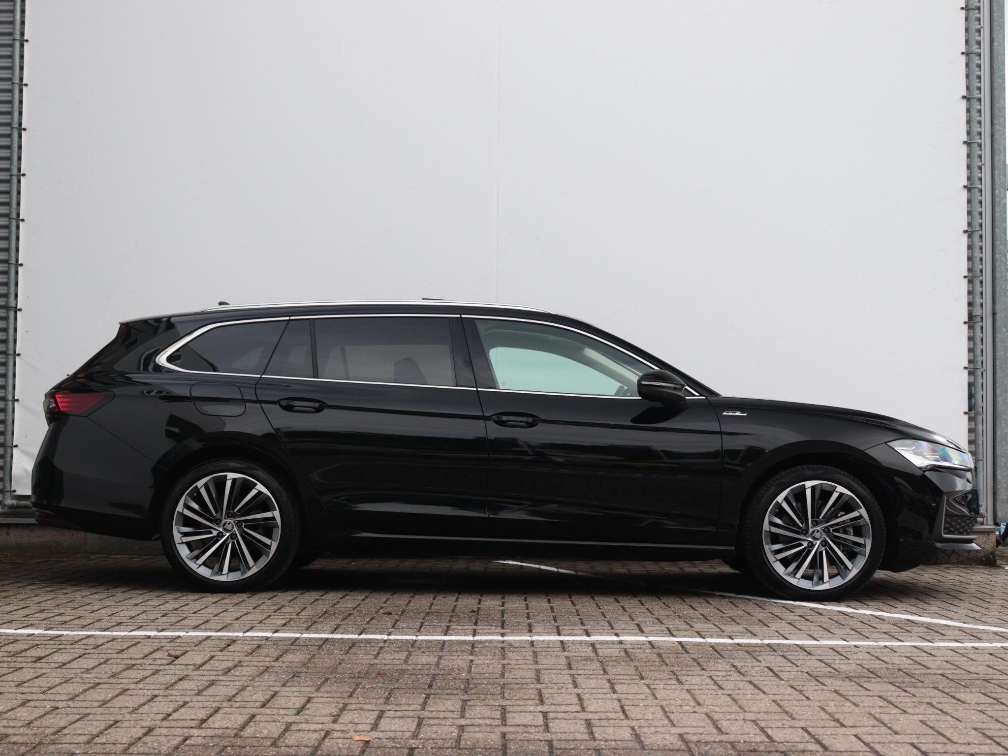 Skoda Superb Laurin & Klement 1.5 TSI MHEV | Trekhaak | Pano, Auto's, Euro 6, 4 cilinders, 150 pk, Zwart