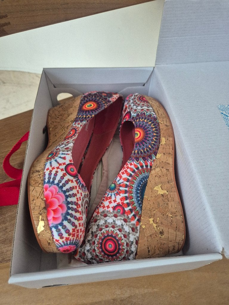 Nieuwe schoenen van Desigual - 40, Kleding | Dames, Pumps, Overige kleuren, Nieuw, Ophalen of Verzenden