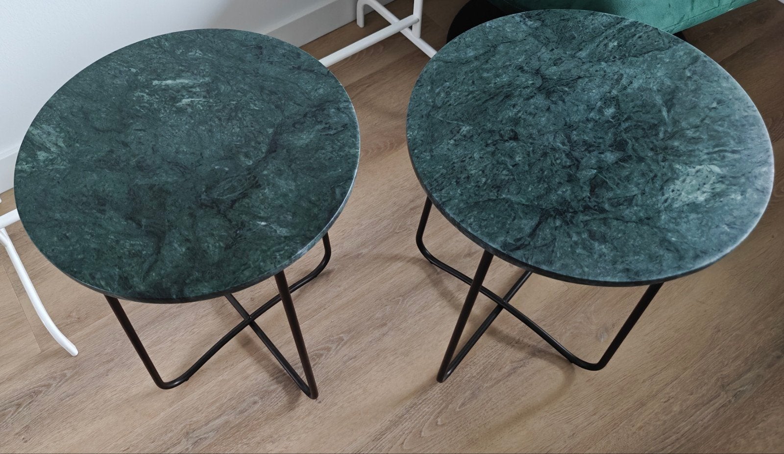 2x Ronde bijzettafel groen marmer blad 41cm breedt 54cm hoog, Huis en Inrichting, Overige materialen, Minder dan 55 cm, Rond, Zo goed als nieuw