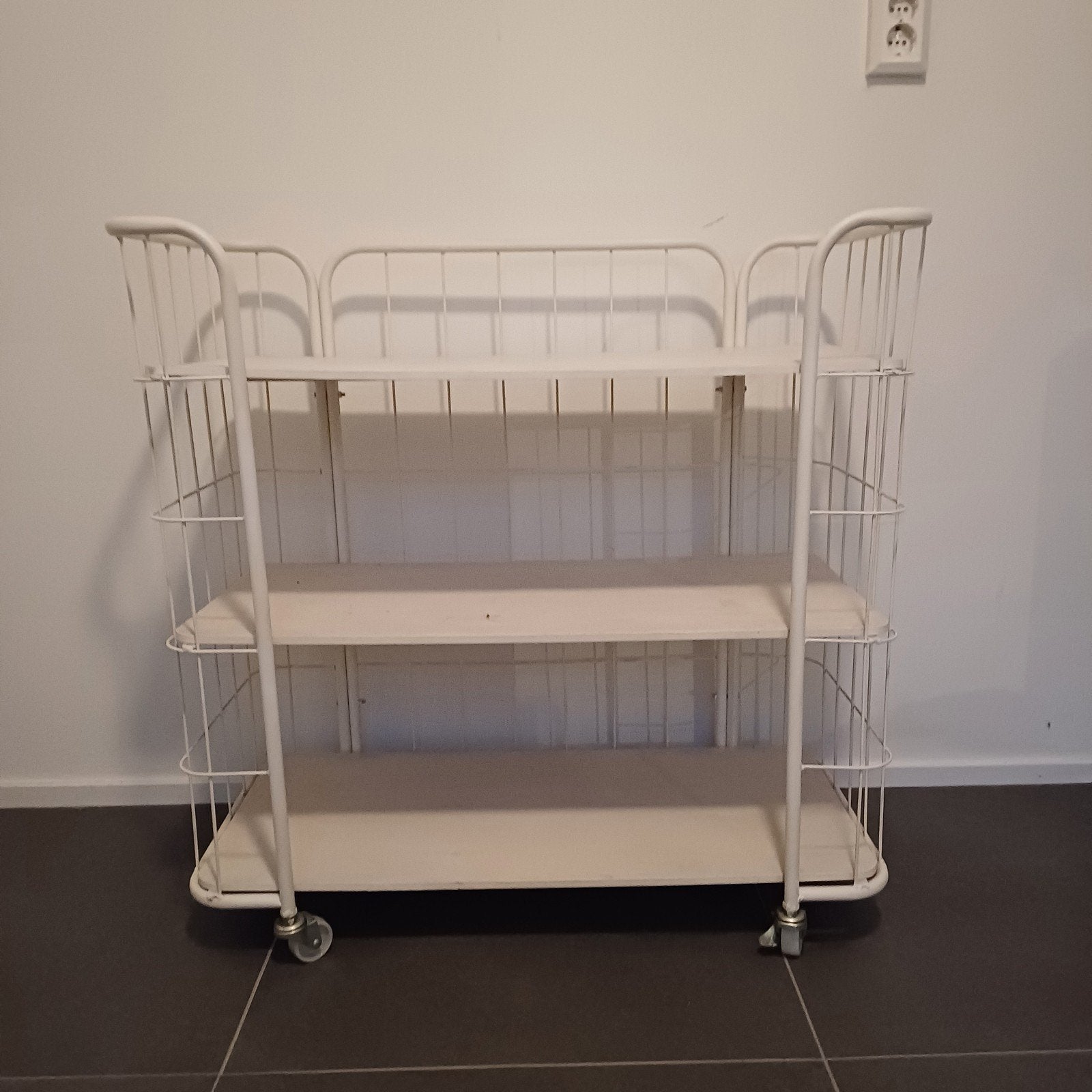 Witte bakkerskast trolley met houten planken en wieltjes, Huis en Inrichting, Ophalen, Gebruikt, Wit, Metaal