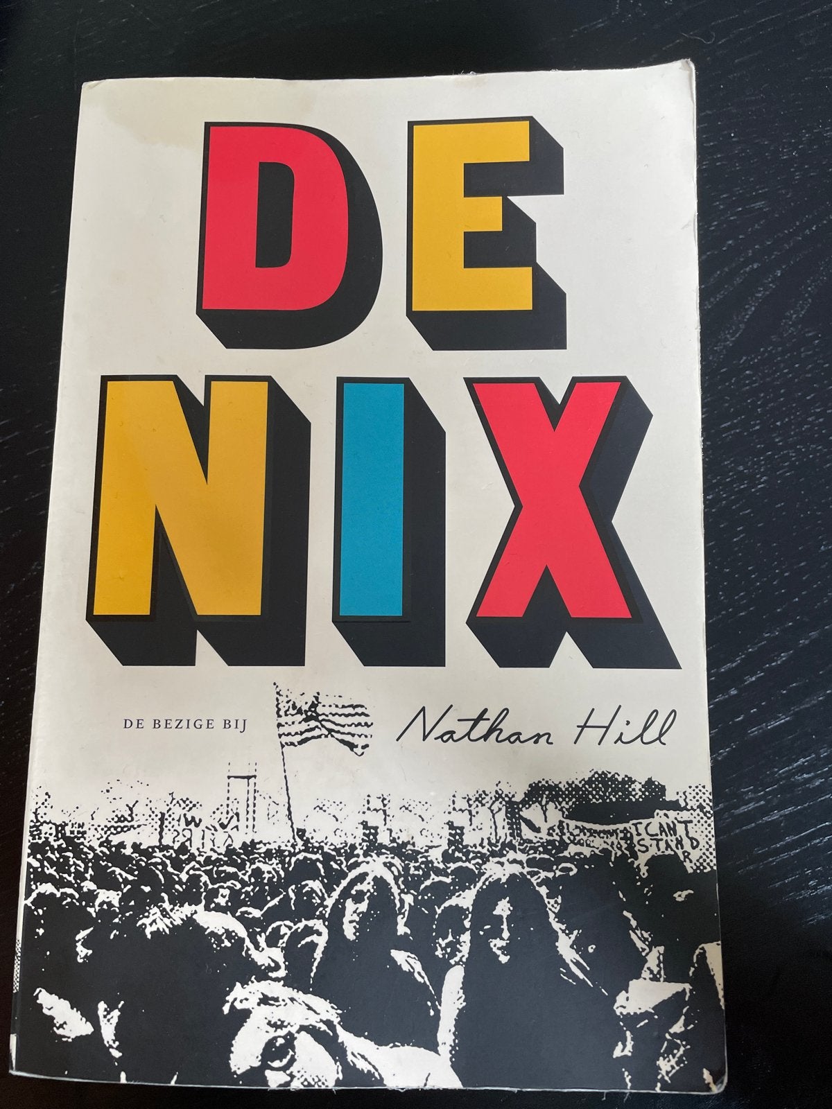 De Nix - Nathan Hill (roman), Ophalen of Verzenden, Gelezen, Amerika