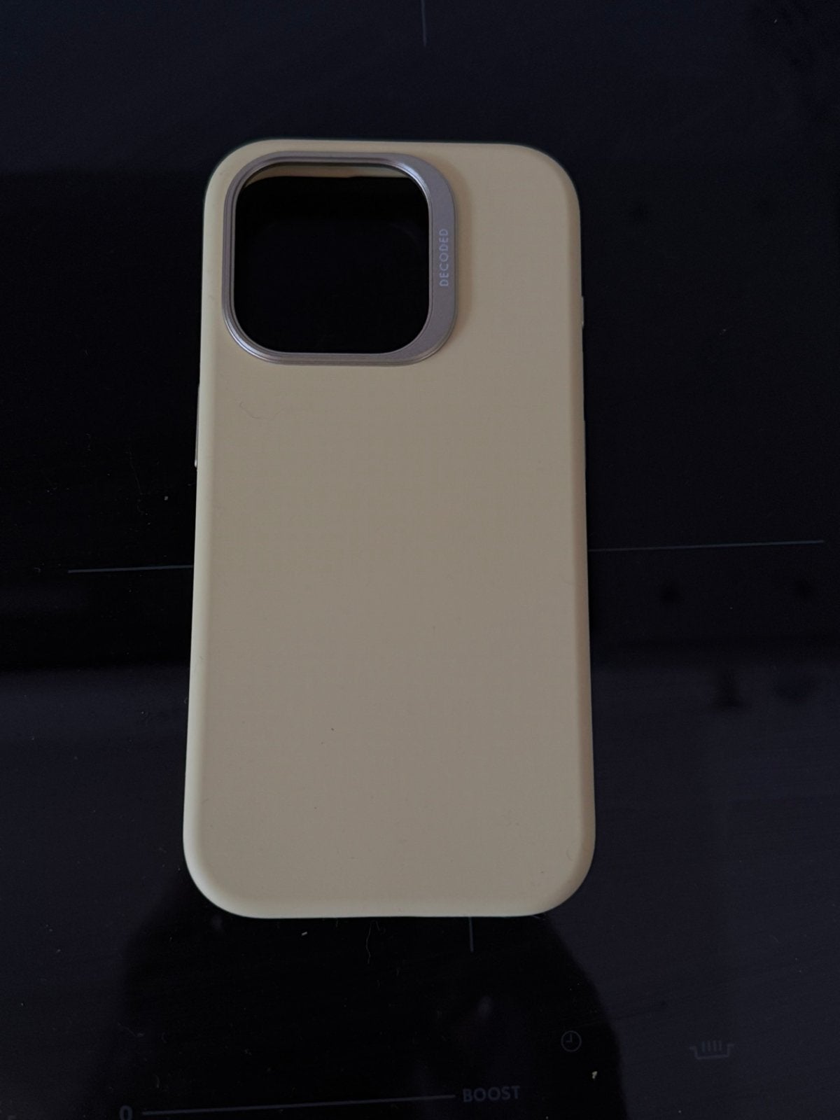Decoded iPhone 15 Pro Hoesje Geel met Gouden Knoppen, Overige merken, Hoesje of Tasje, Zo goed als nieuw, IPhone 15 Pro