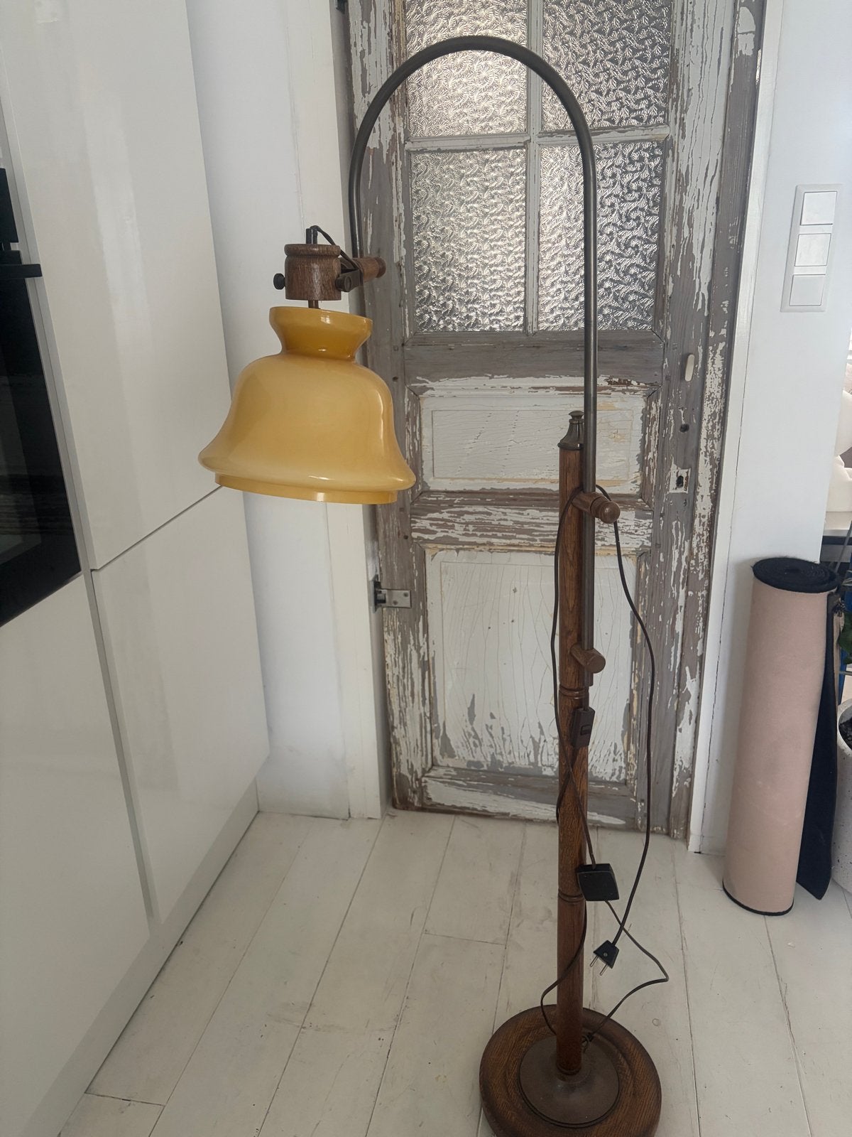 Vintage houten vloerlamp met glazen kap, Ophalen