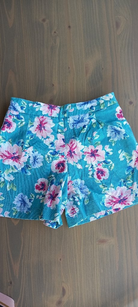 Bloemenprint short met knoopjes, Kinderen en Baby's, Kinderkleding | Maat 152, Broek, Meisje, Ophalen of Verzenden, Zo goed als nieuw