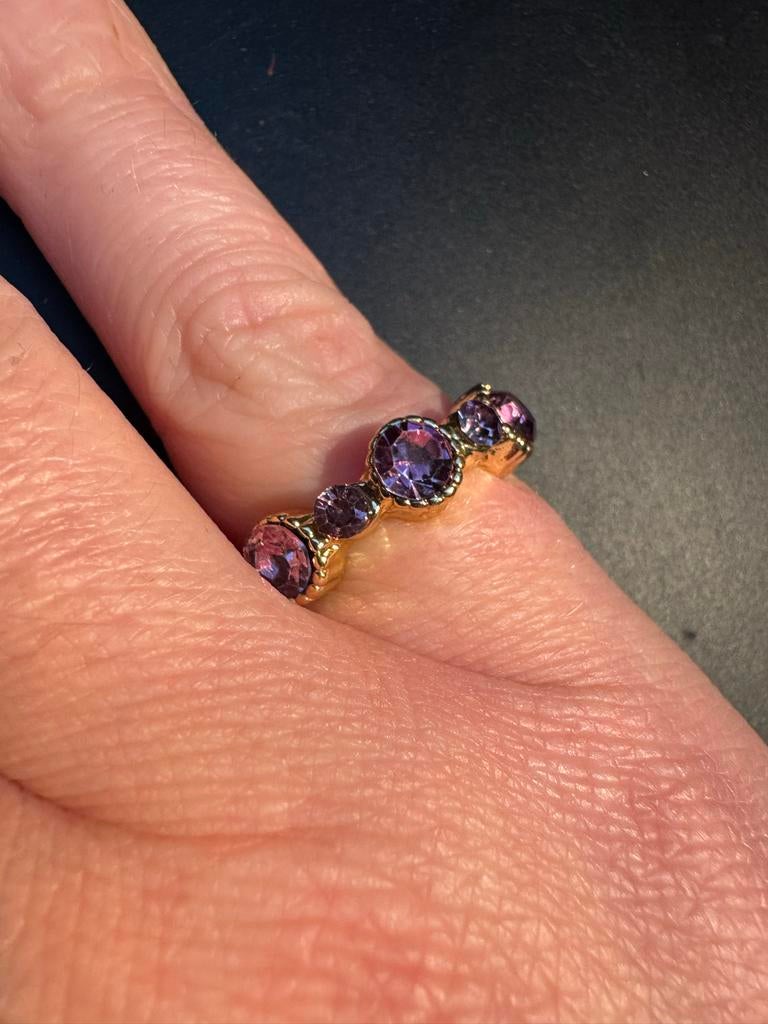 Kitsch ring met paarse nep stenen, Overige materialen, Gebruikt, Paars, Ophalen of Verzenden