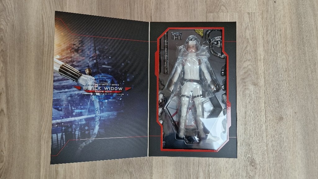 Hot Toys Black Widow - Movie Snowsuit edition (MMS601)., Ophalen of Verzenden, Zo goed als nieuw, Film, Actiefiguur of Pop