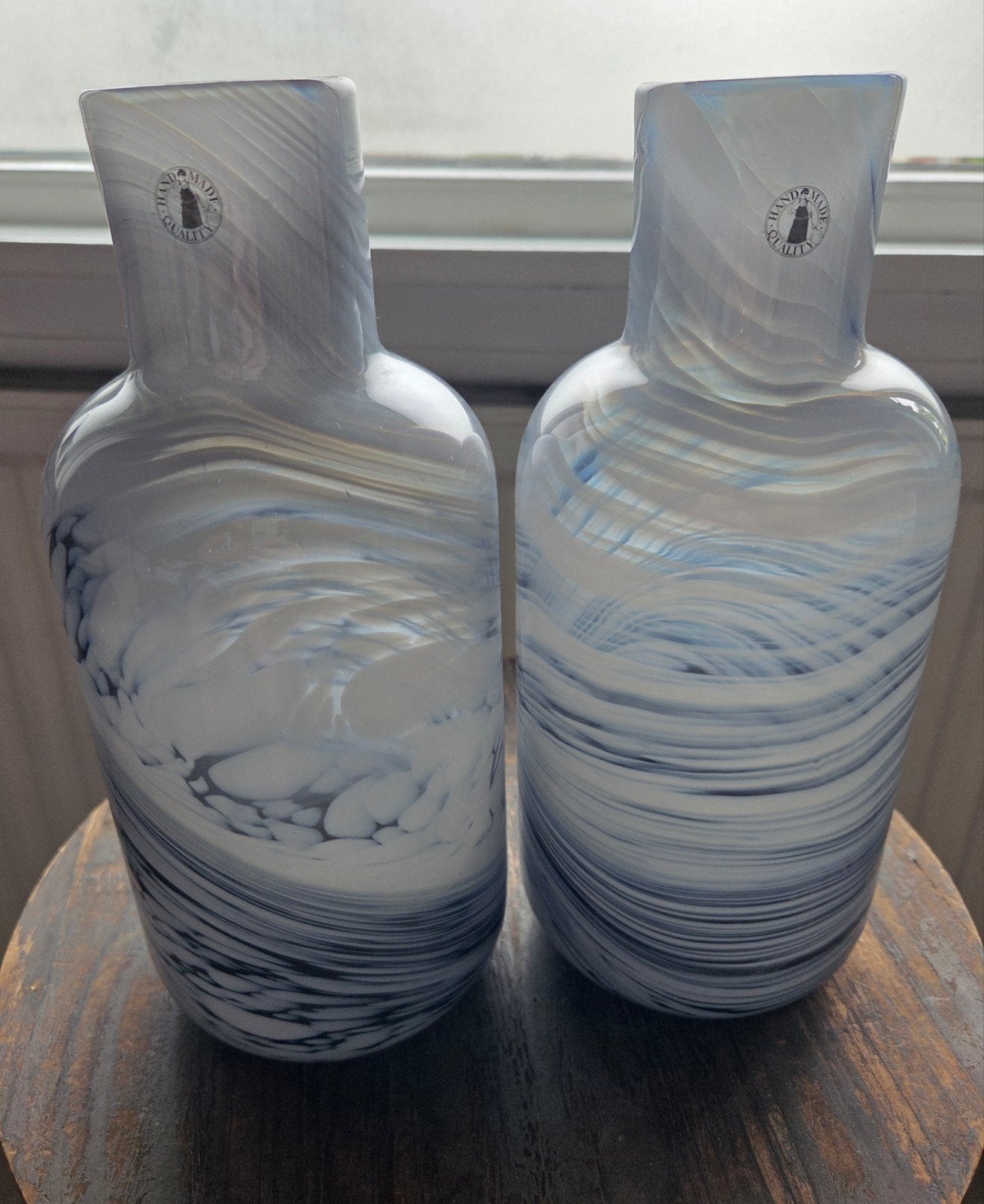 Twee handgemaakte glazen vazen 27cm hoog, Handgemaakt, 27 cm, Ophalen of Verzenden, Grijs