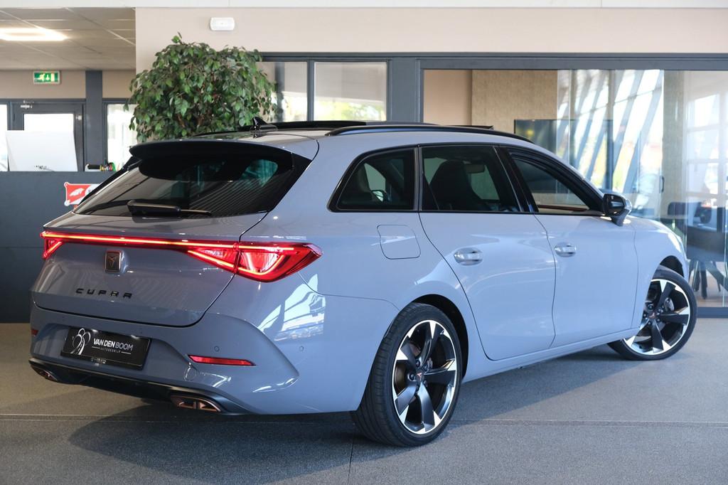 CUPRA Leon Sportstourer 1.4 e-Hybrid 204PK Pano Led Cam Elek, Auto's, Cupra, 77 km/l, Gebruikt, Zwart, 4 cilinders