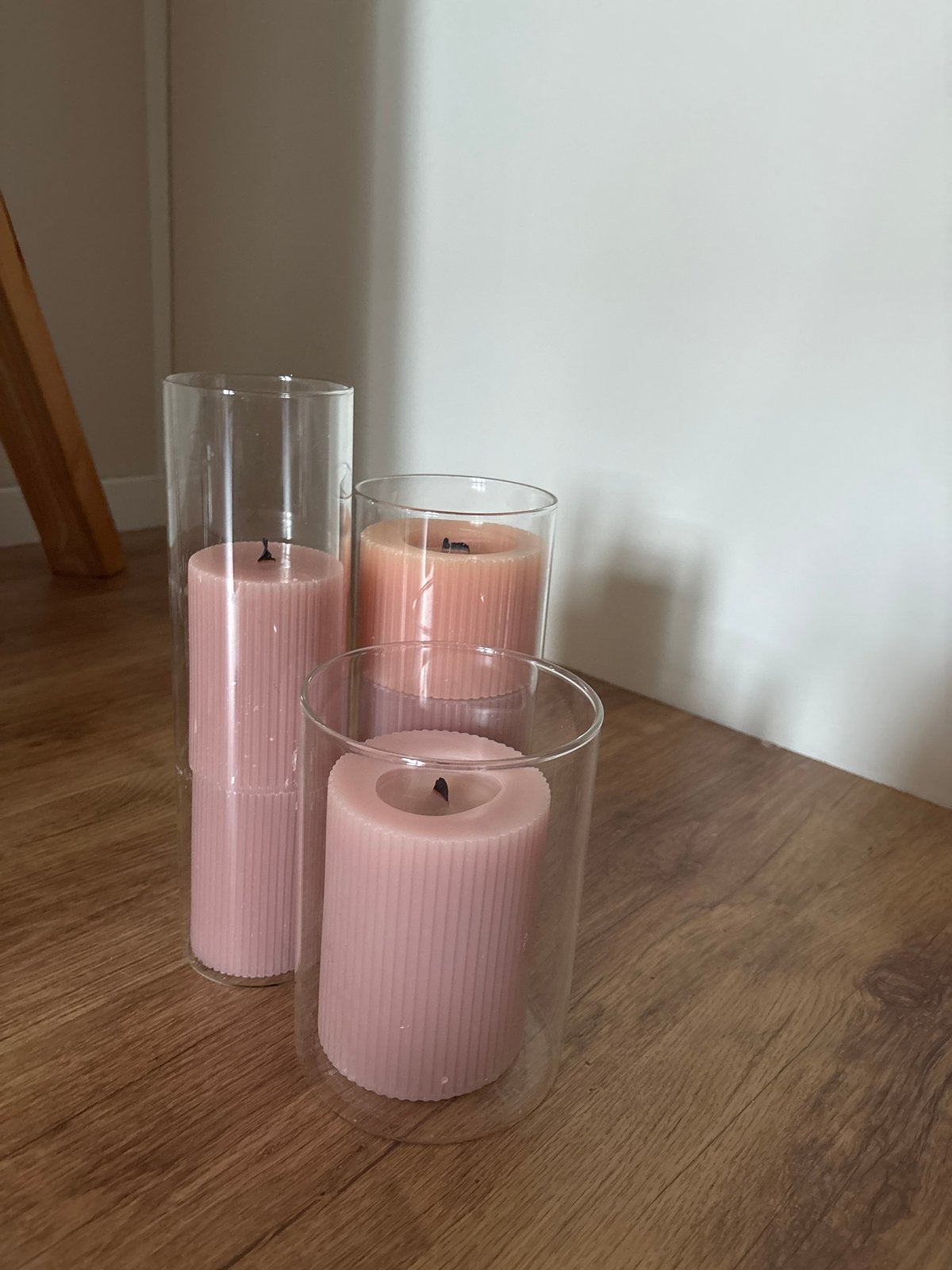 3 glazen kandelaren met roze kaarsen voor bruiloft, Ophalen of Verzenden, Roze, Kandelaar, Glas