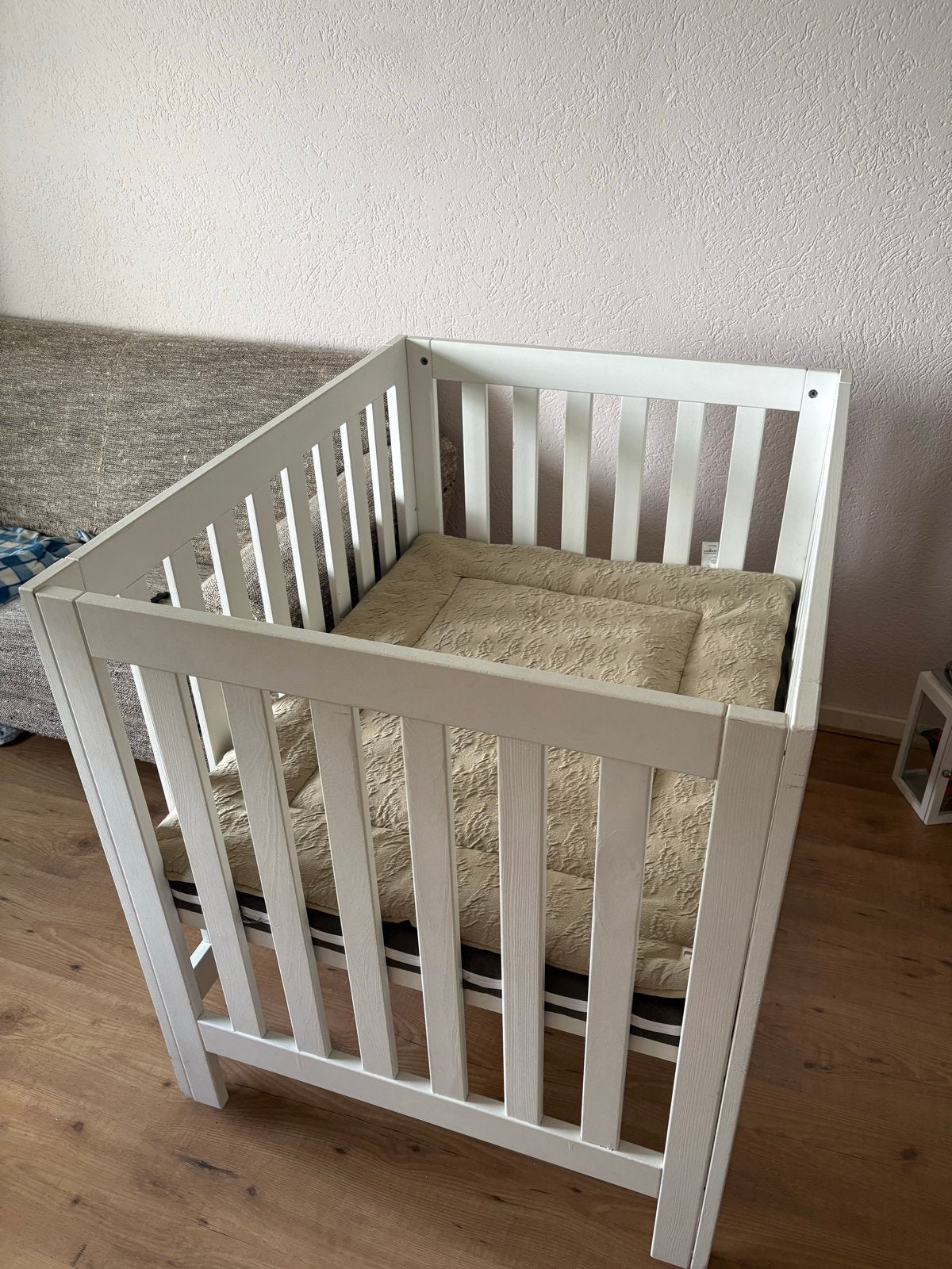 Witte houten baby box met verstelbare bodem, Ophalen, Gebruikt, Vierkant, In hoogte verstelbaar