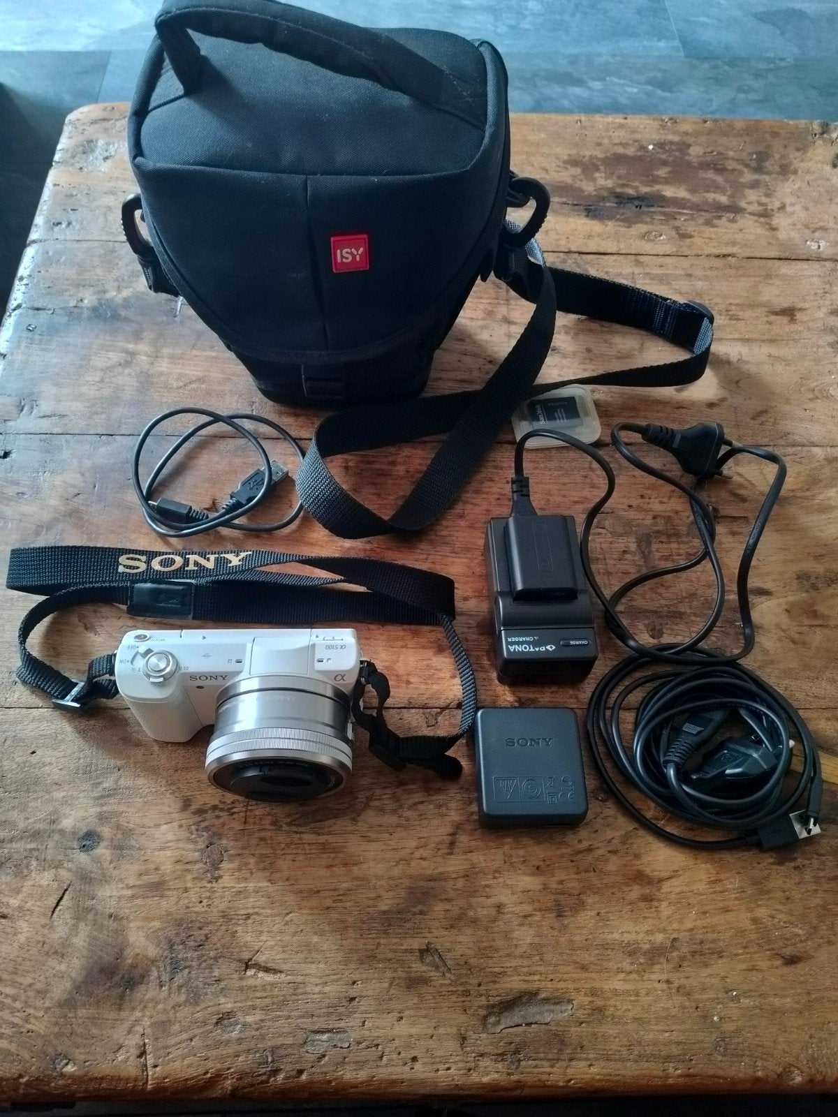 Sony Alpha a5100 systeemcamera met 16-50mm lens en tas, Ophalen, Draagriem, Zo goed als nieuw, 4 t/m 7 keer