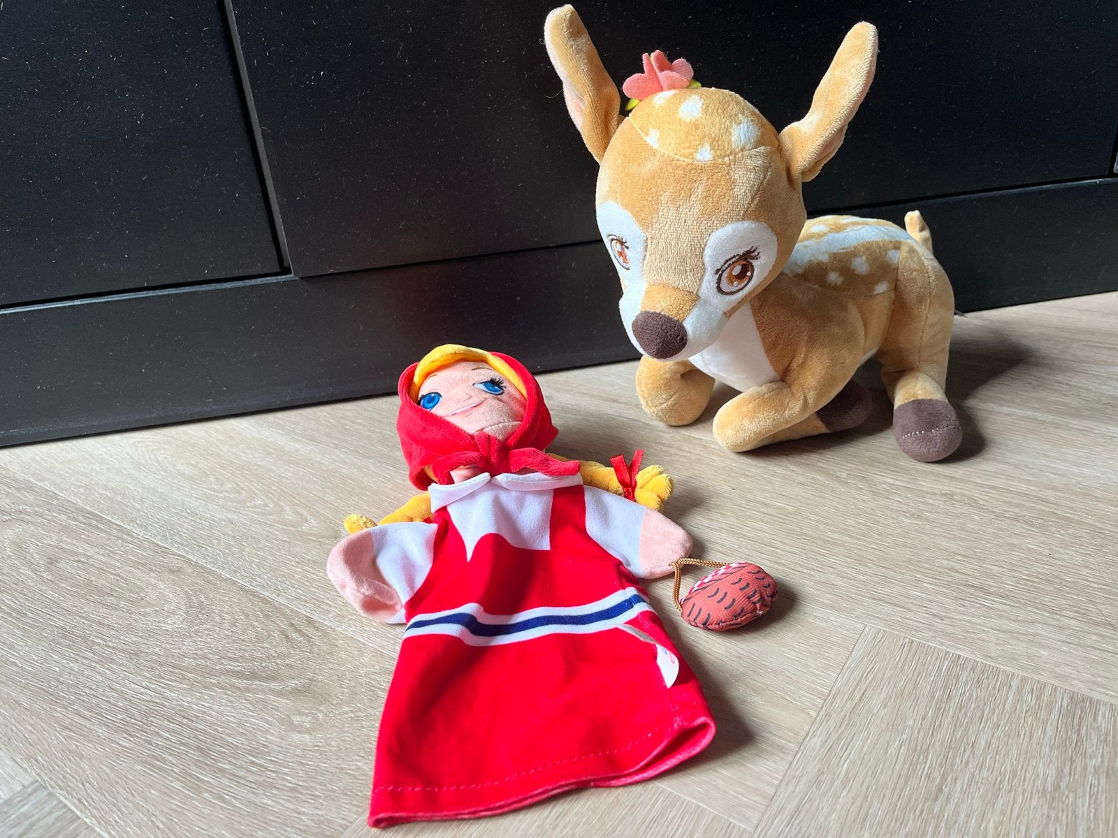 Efteling Roodkapje handpop en hert knuffel, Ophalen of Verzenden, Zo goed als nieuw, Overige typen