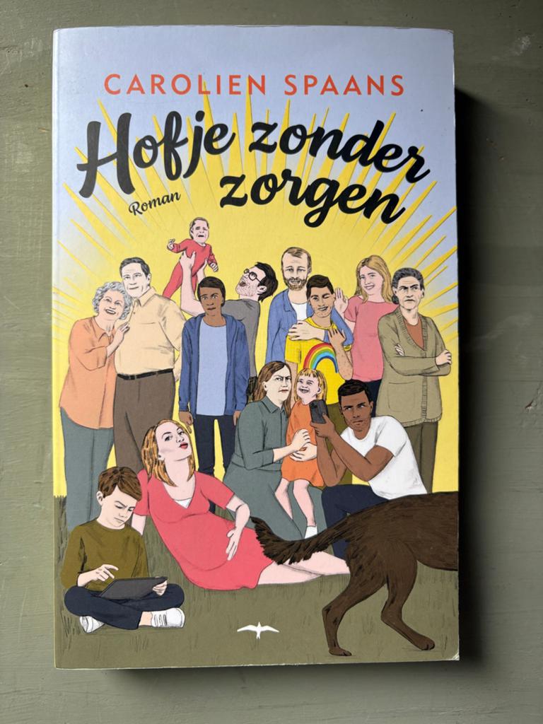 Hofje zonder zorgen - Carolien Spaans (Roman), Ophalen of Verzenden, Zo goed als nieuw, Nederland