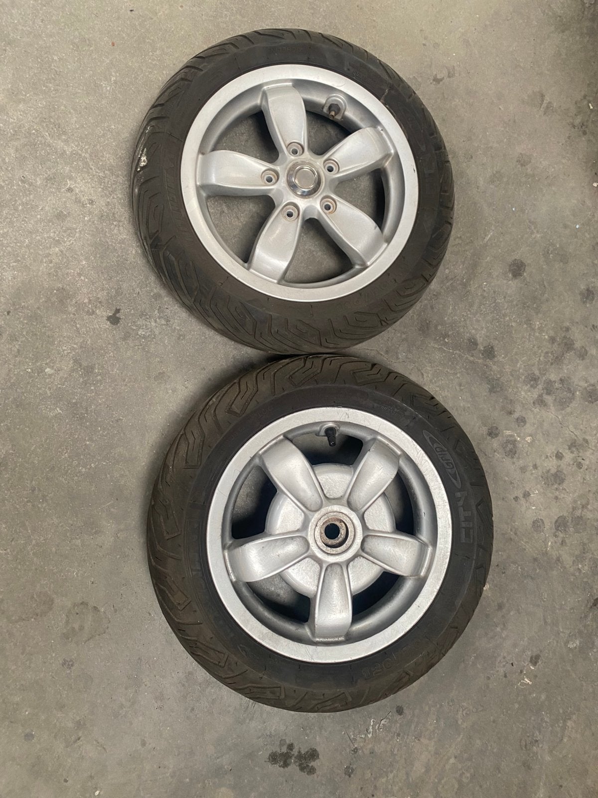 Vespa primavera Velgen met bijna nieuwe banden voor achter, Vespa, Vespa, Overige typen, Ophalen of Verzenden