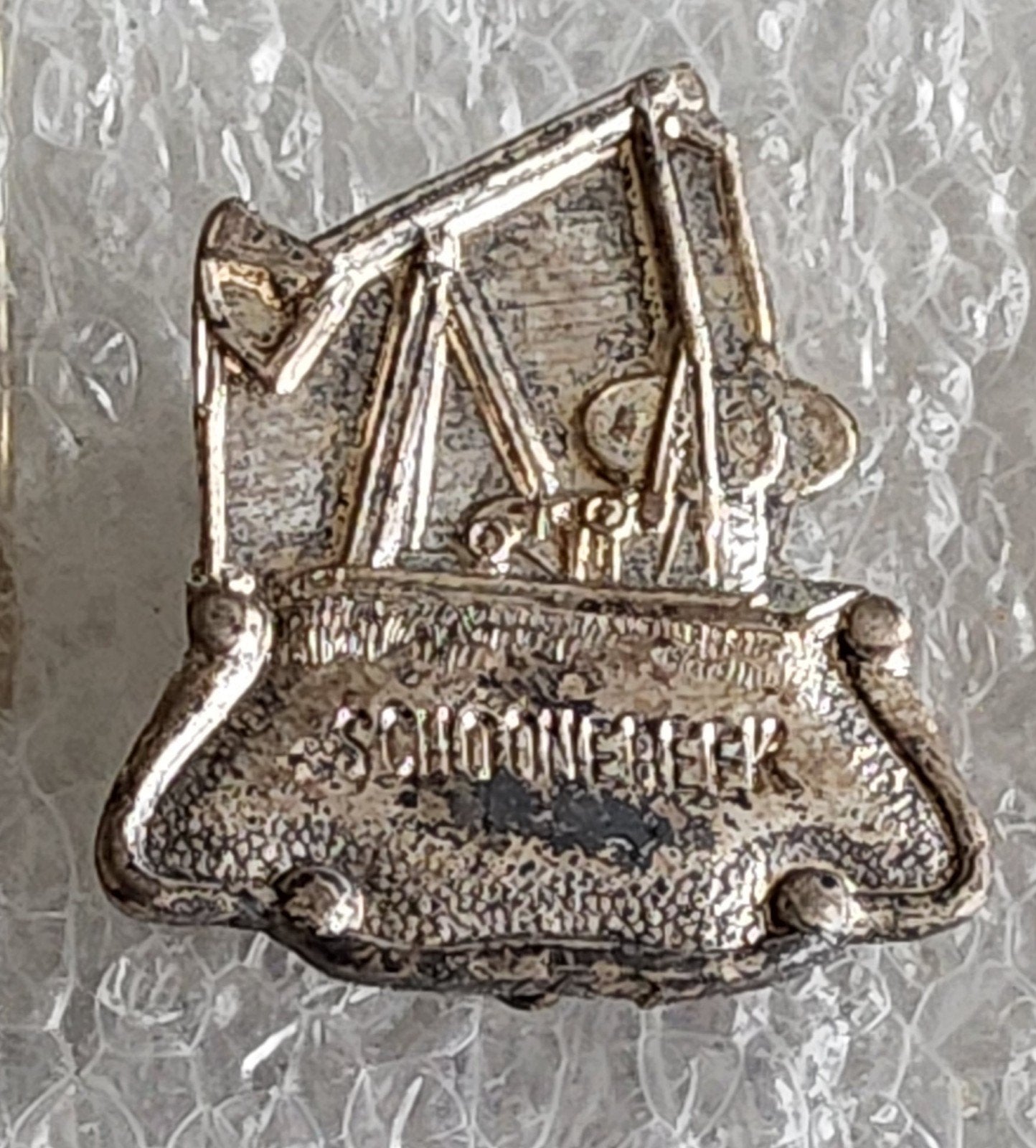 Vintage Speldje Schoonbeek Oliepomp, Ophalen of Verzenden, Gebruikt, Overige onderwerpen, Speldje of Pin
