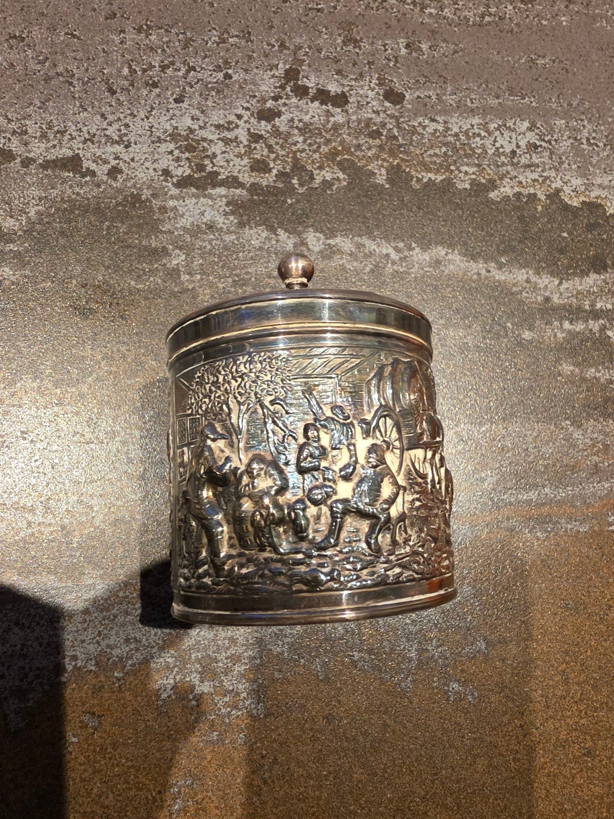 Antieke verzilverd Tabaksdoos met Gedetailleerde Scènes, Antiek en Kunst, Ophalen of Verzenden, Zilver
