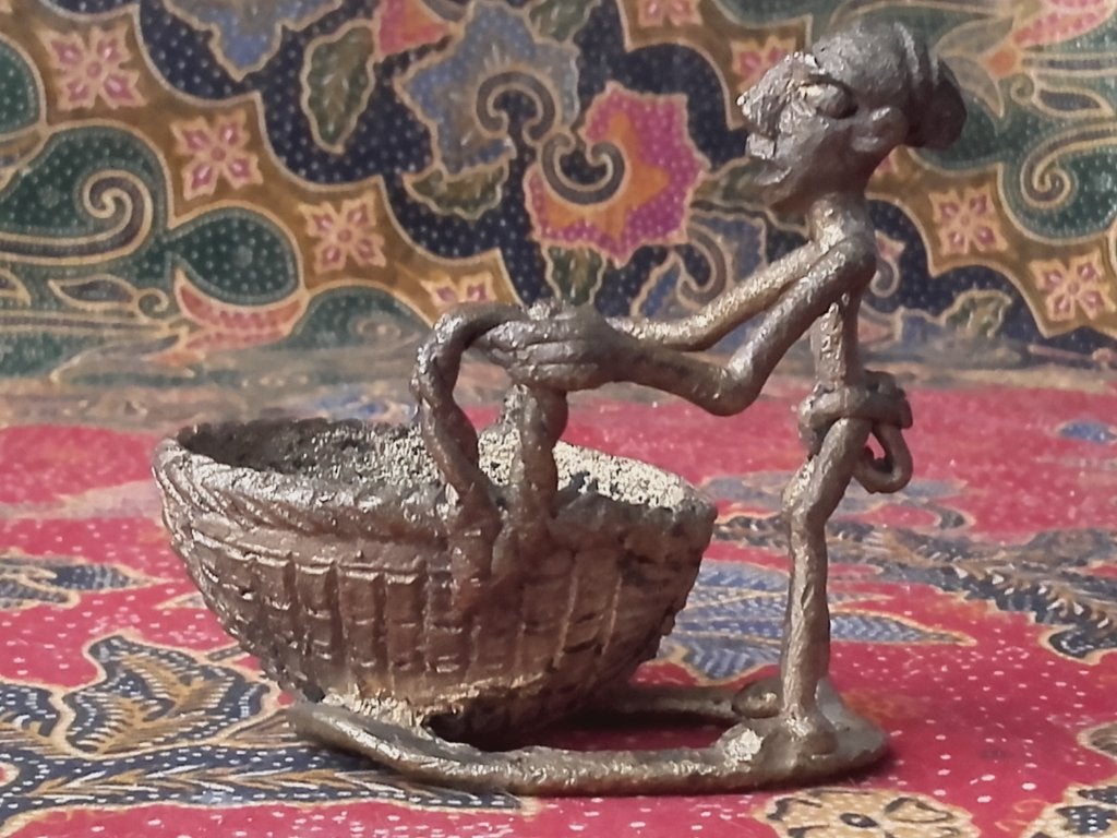 Origineel antiek brons beeldje uit Afrika van man met mand., Afrika, Handgemaakt, Ophalen of Verzenden, Brons