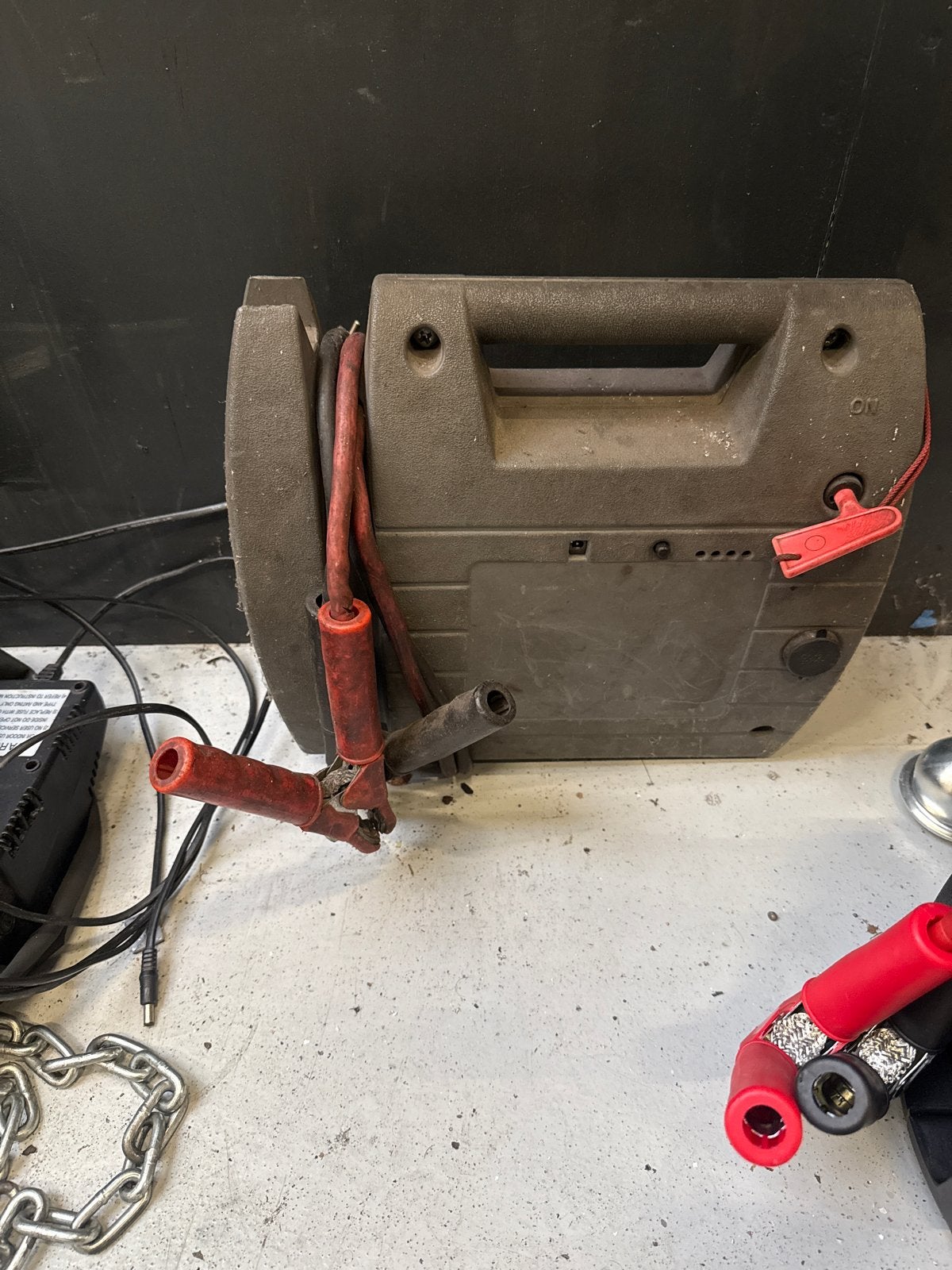 Startbooster 12V met acculader en startkabels, Ophalen of Verzenden, Gebruikt