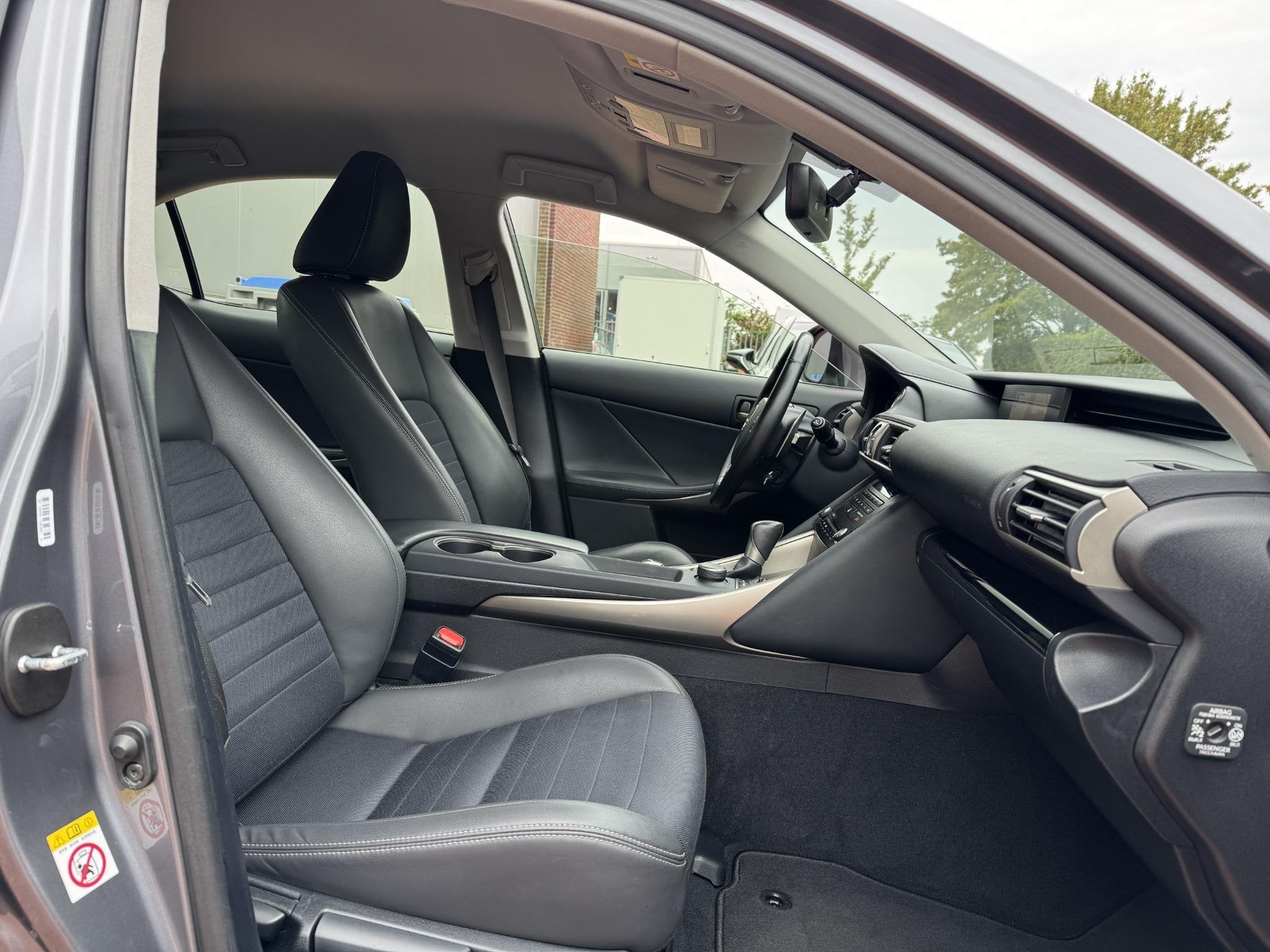 Lexus IS 300h Facelift *Nieuwe Beurt+HHC!* NAP Xenon, Auto's, Automaat, Gebruikt, 23 km/l, Origineel Nederlands