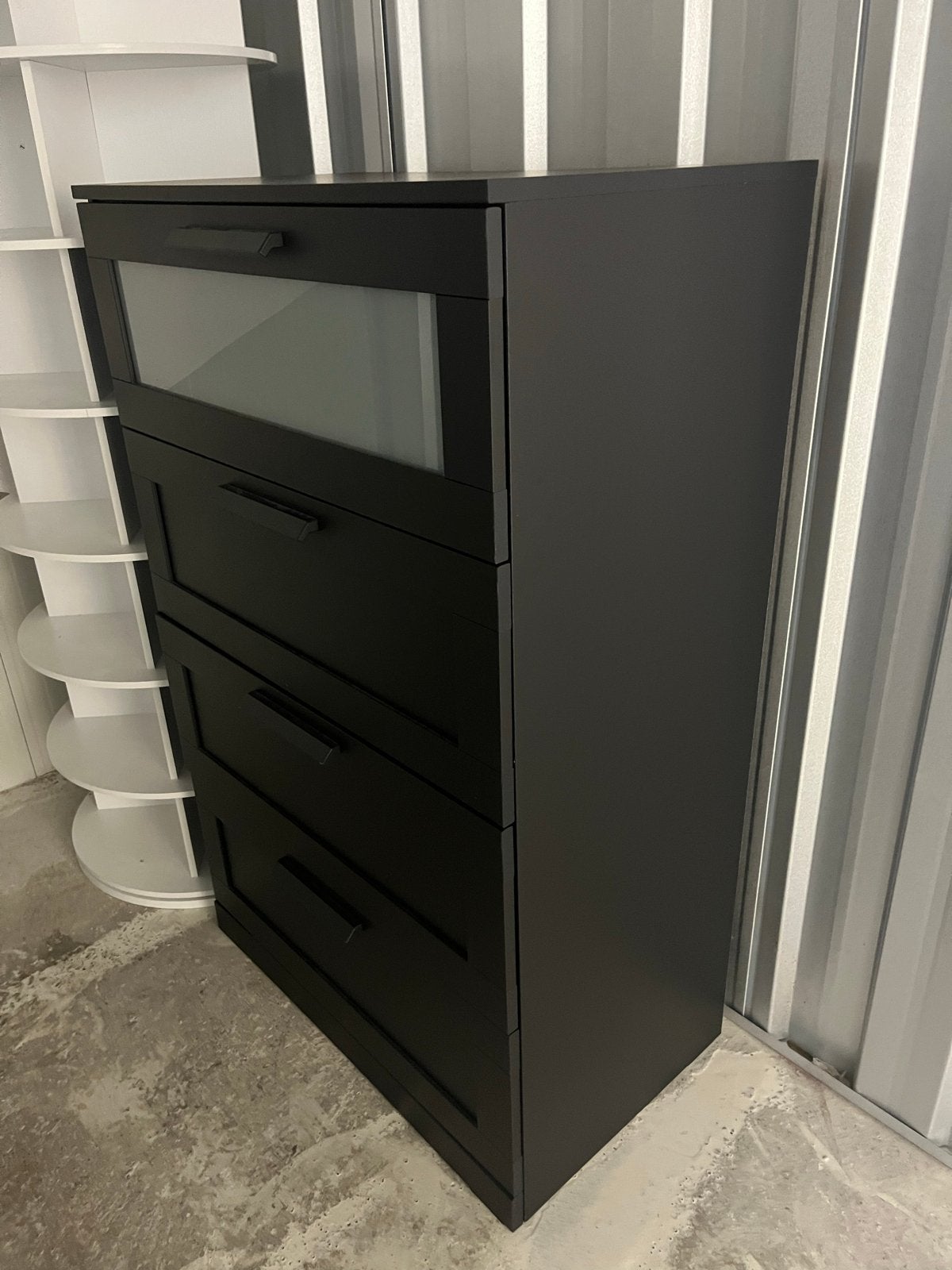Zwarte ladekast met glazen lade van ikea, Ophalen, 100 tot 150 cm, 50 tot 100 cm, Zo goed als nieuw