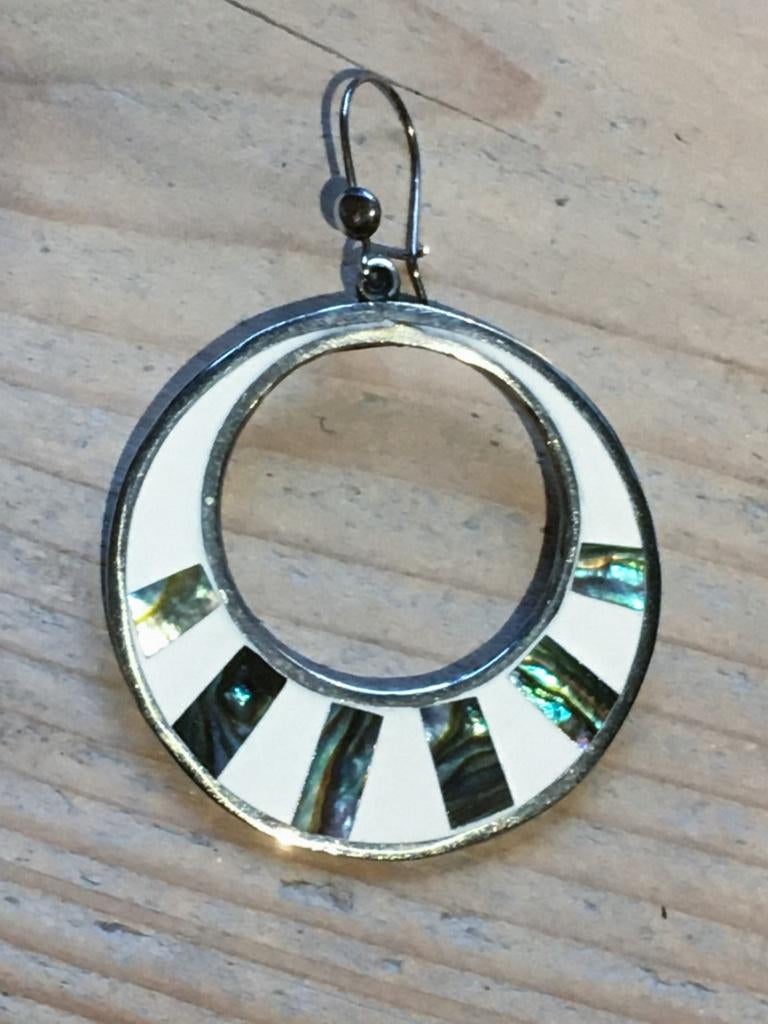 1 metalen oorring - oorbel - wit met paarlemoer inleg, Overige materialen, Hangers, Wit, Ophalen of Verzenden
