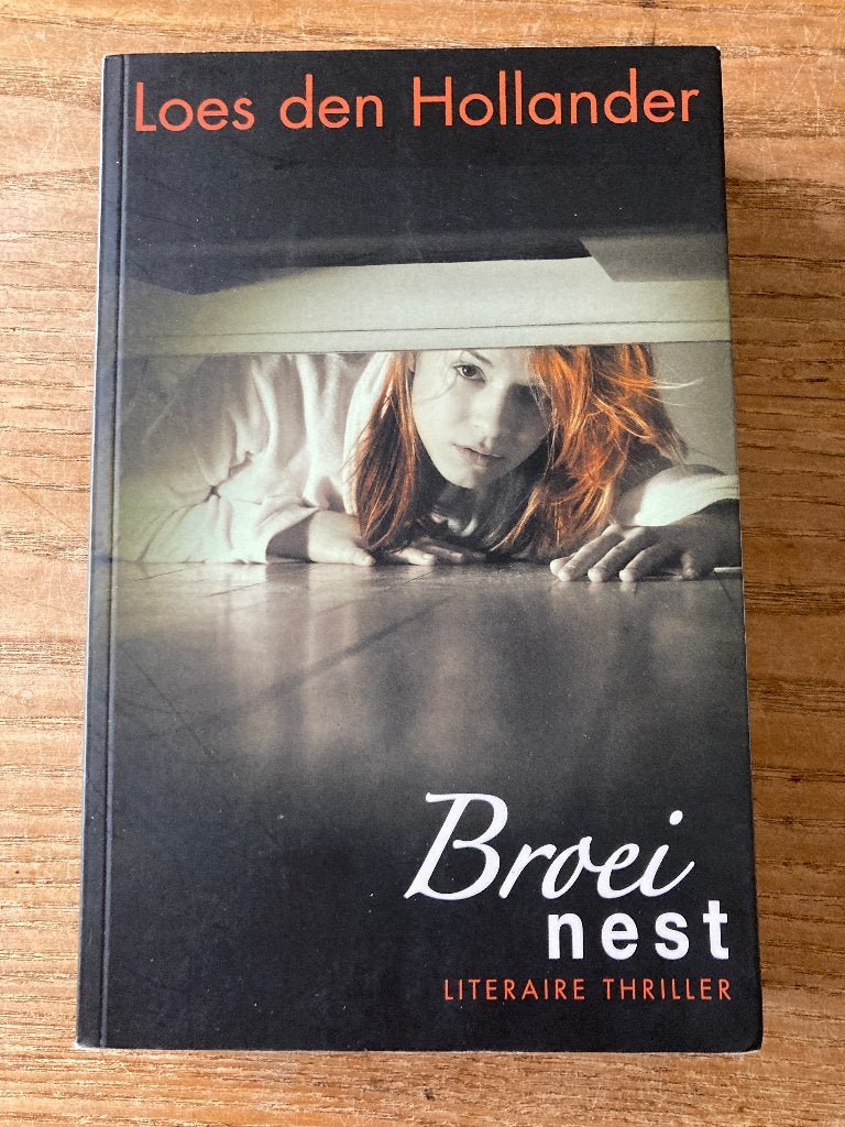 Loes den Hollander - Broeinest, Boeken, Ophalen of Verzenden, Gelezen, Loes den Hollander