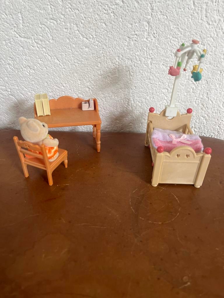 Sylvanian Families babykamer set met wieg en bureau, Ophalen of Verzenden, Gebruikt, Toebehoren