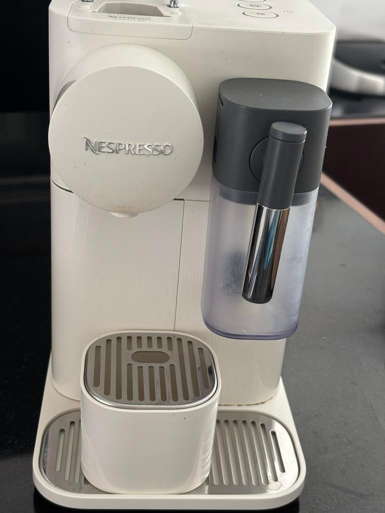 Nespresso Lattissima One - Goed onderhouden, Witgoed en Apparatuur, Koffiezetapparaten, Ophalen of Verzenden, Gebruikt, Koffiemachine