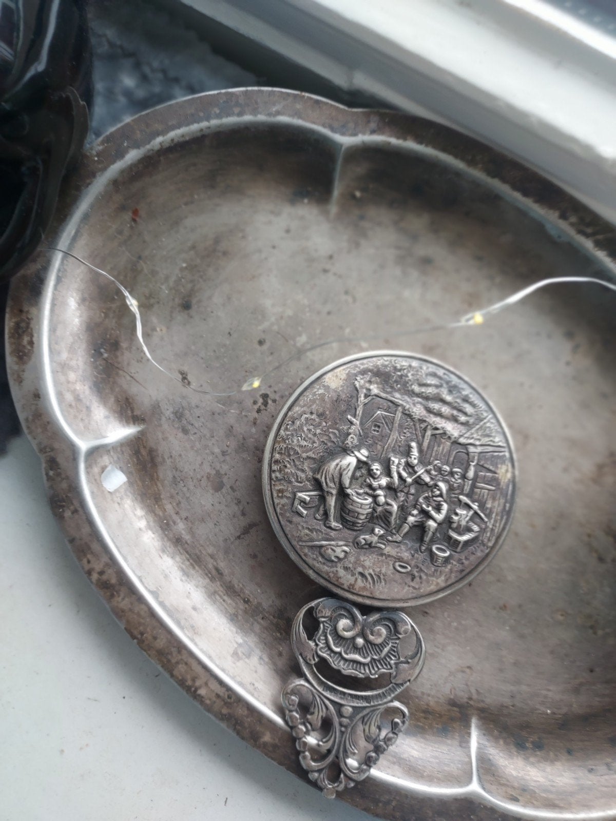 Oud spiegeltje met reliëf en verzilverd schaaltje, Ophalen of Verzenden