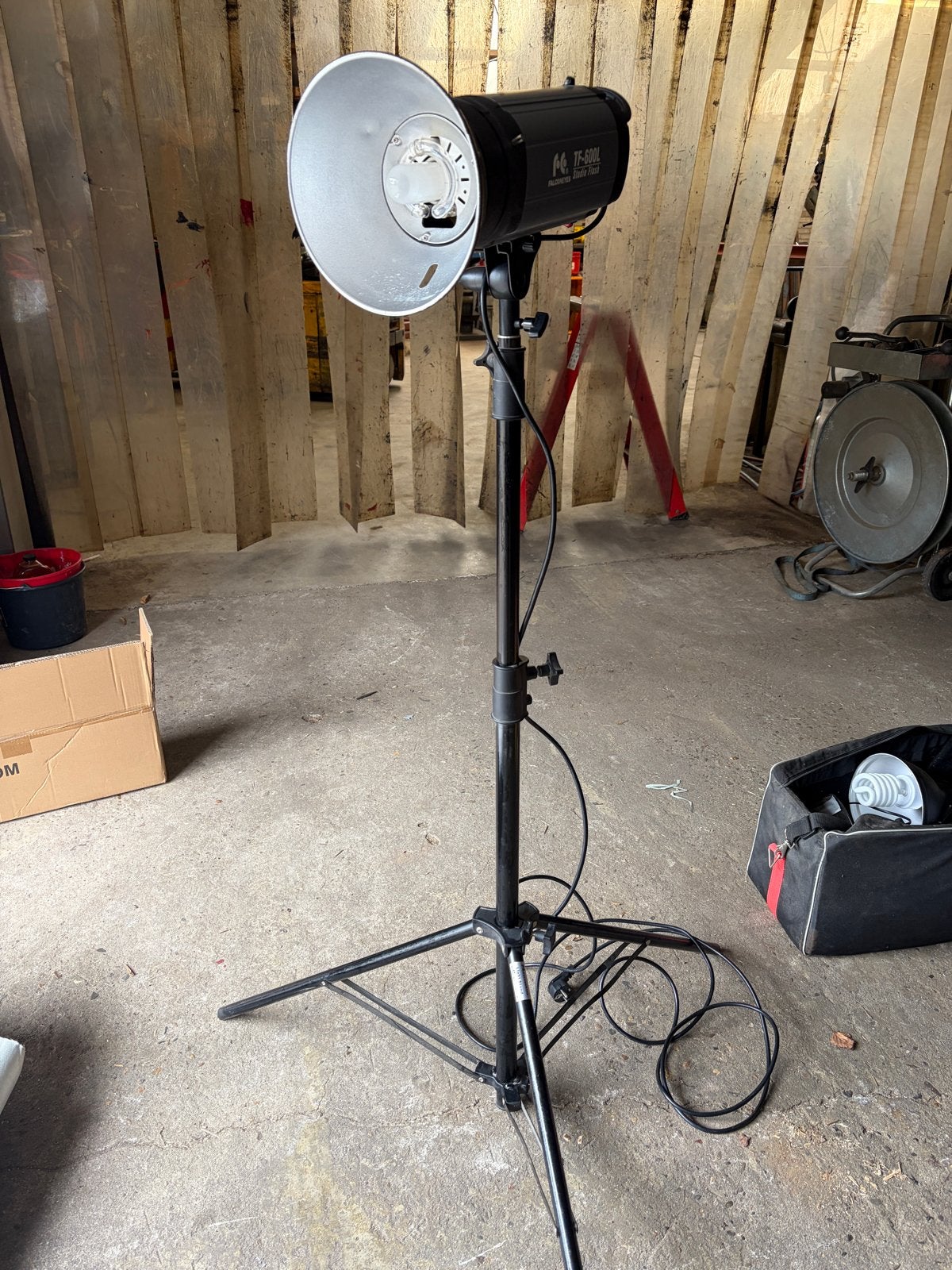 Falcon Eyes TF-600L Studioflitser met witte flitsparaplu, Ophalen of Verzenden, Zo goed als nieuw