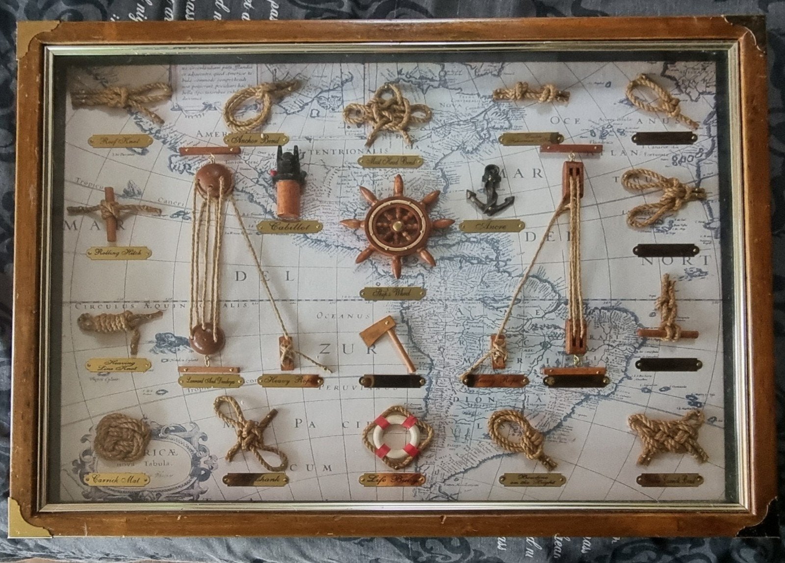 Decoratieve lijst met nautische knopen en scheepssymbolen, Ophalen
