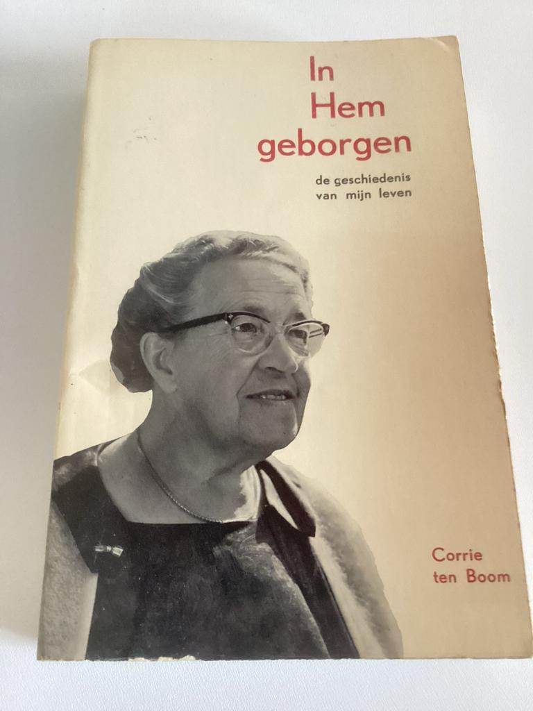In Hem geborgen - Corrie ten Boom (biografie), Boeken, Ophalen of Verzenden, Gelezen, Religie