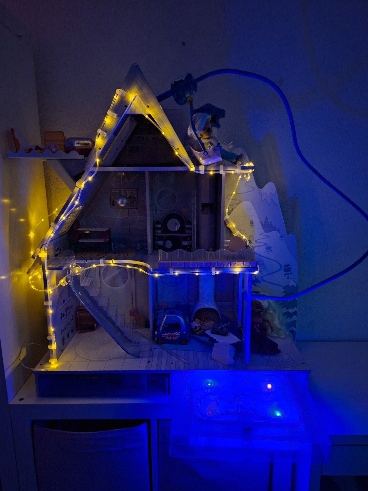 L.O.L. Winter Chalet poppenhuis, Kinderen en Baby's, Speelgoed | Poppenhuizen, Ophalen, Zo goed als nieuw, Poppenhuis