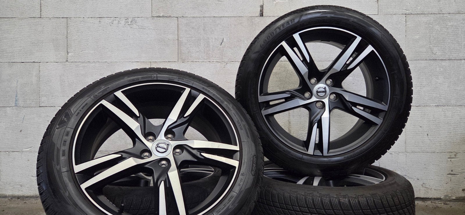 19" Volvo R-design XC40 V90CC orig velgen winterbanden 7.5mm, Auto-onderdelen, Banden en Velgen, 19 inch, Gebruikt, Banden en Velgen