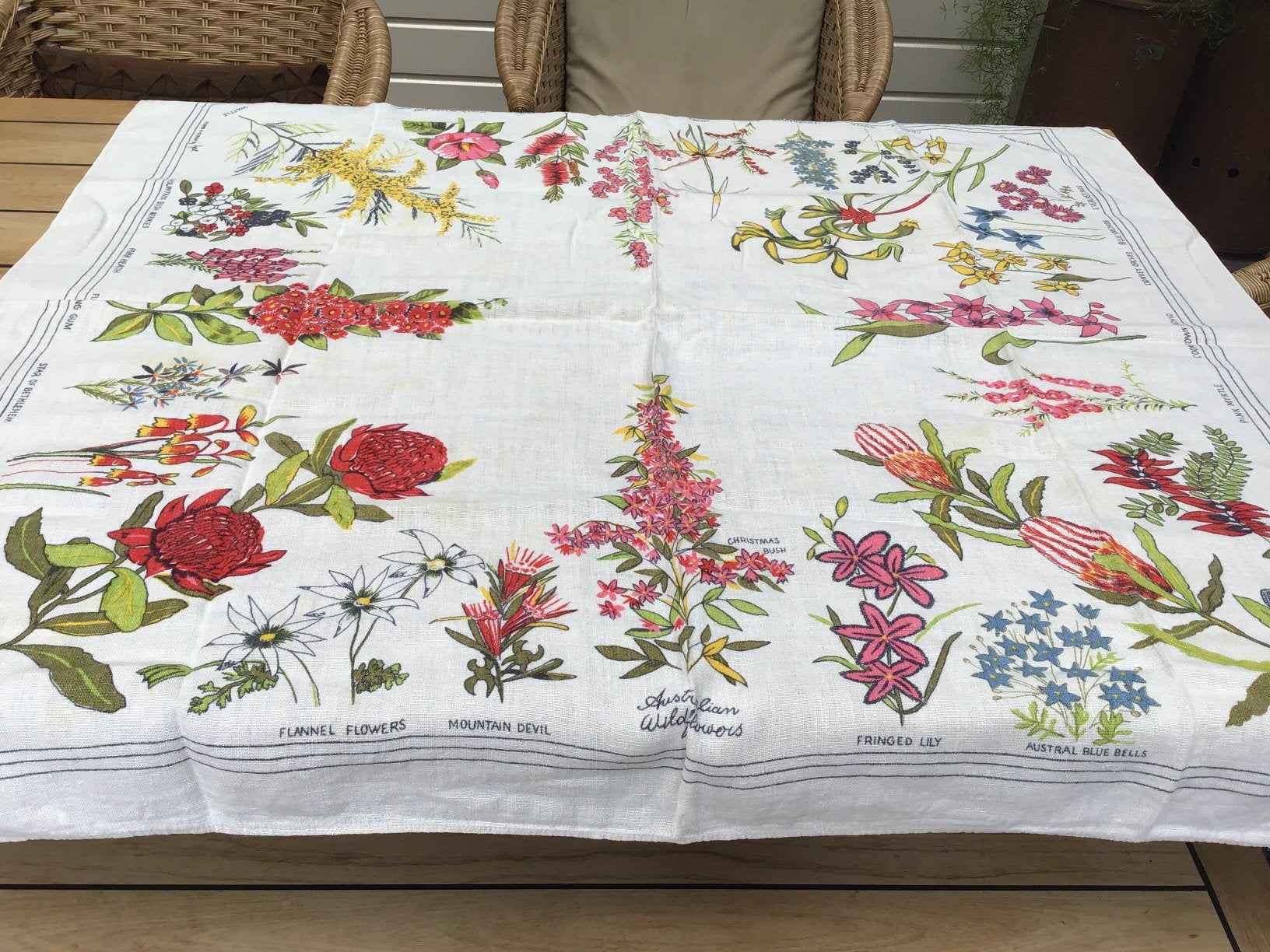 VINTAGE AUSTRALISCH TAFELKLEED MET INHEEMSE BLOEMEN 120x125, Ophalen of Verzenden