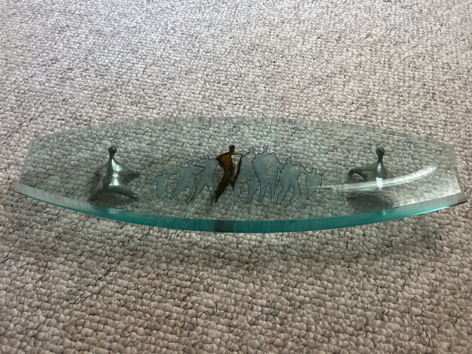 Glazen sculptuur met abstracte figuren en metalen voetjes, Glas, Ophalen of Verzenden, Handgemaakt, 20 - 50 cm