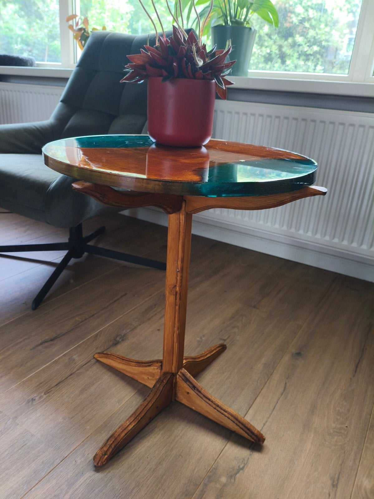 Unieke bijzettafel met hout en epoxyhars, Rustiek, Modern, Uniek, Zo goed als nieuw, Hout, 55 tot 75 cm
