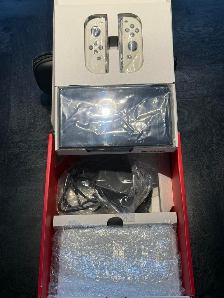 Nintendo Switch OLED met  6 spellen en heel veel accessoires, Spelcomputers en Games, Ophalen of Verzenden, Zo goed als nieuw