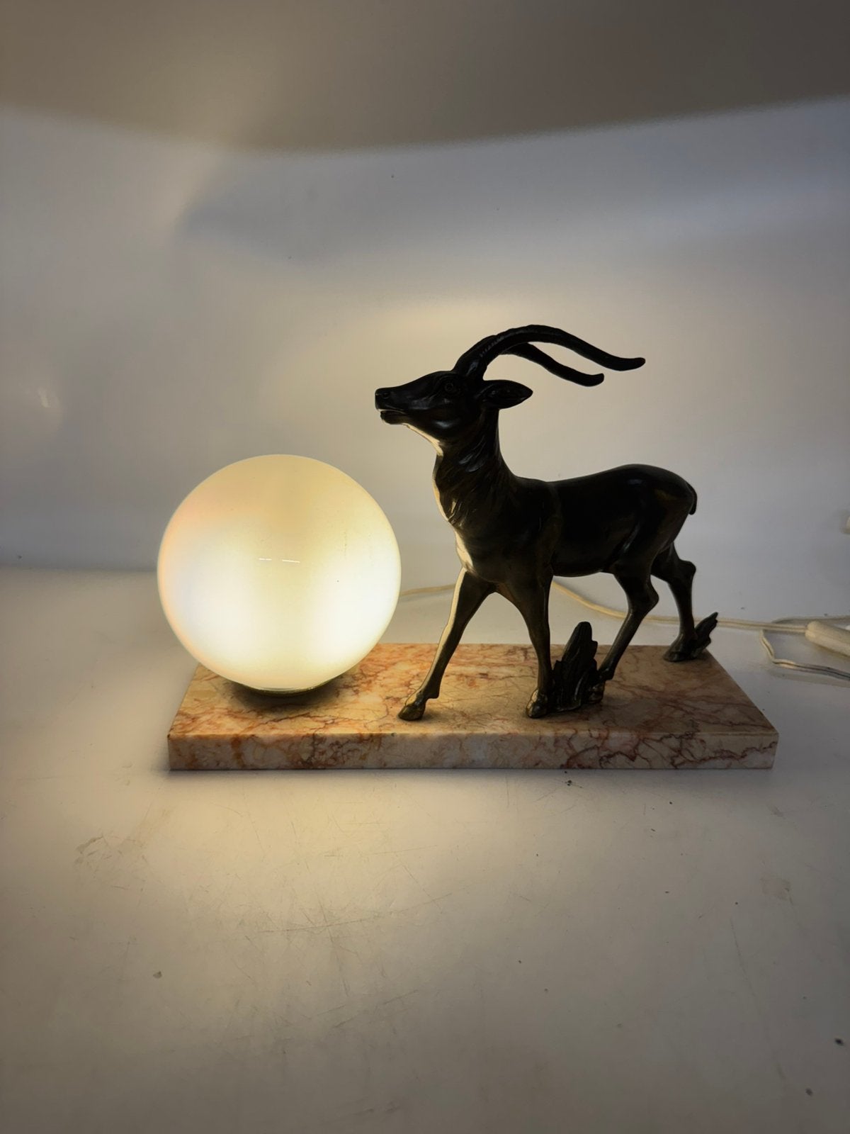 Franse Art Deco Tafellamp Antilope Sculptuur  Opaline Glas, Ophalen of Verzenden