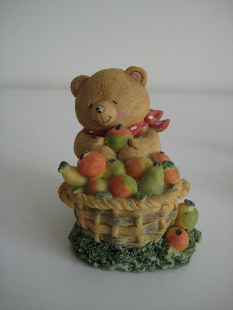 Forever Friends beeldje beer met mand vol fruit, Ophalen of Verzenden, Gebruikt, Beeldje, Forever Friends